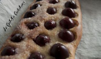 Coca de cireres http://www.irreductibles.cat/cuina/2013/08/coca-de-cireres-2/ © Manel Baxerias