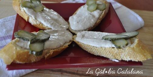 Crostons amb tonyina i anxoves http://www.irreductibles.cat/cuina/2013/08/crostons-amb-tonyina-i-anxoves/ © Manel Baxerias