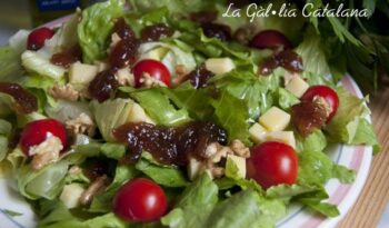 Amanida d’enciam, cirerols, formatge, nous i vinagreta dolça http://www.irreductibles.cat/cuina/2013/09/amanida-amb-vinagreta-dolca/ © Manel Baxerias