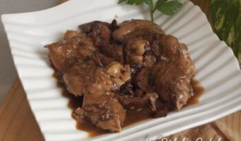 Peus de porc amb rovellons http://www.irreductibles.cat/cuina/2013/10/peus-de-porc-amb-rovellons/ © Manel Baxerias