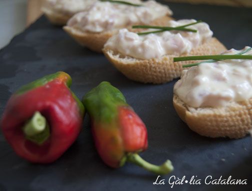 http://www.irreductibles.cat/cuina/2013/10/crostinis-de-baco-amb-maionesa/