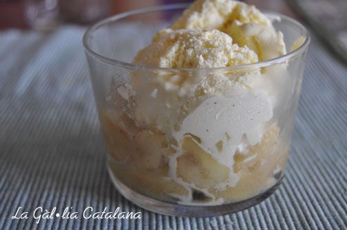 Gelat de vainilla amb poma caramel•litzada http://www.irreductibles.cat/cuina/2013/10/gelat-de-vainilla-amb-poma/ © Manel Baxerias