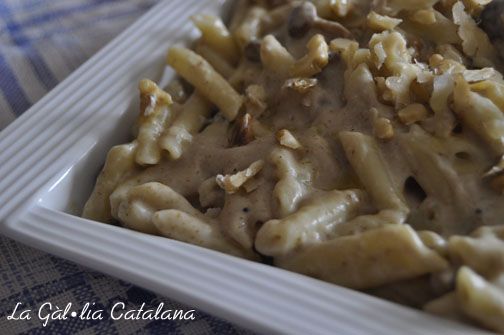 Macarrons amb salsa de bolets al gorgonzola i nous http://www.irreductibles.cat/cuina/2013/10/macarrons-amb-salsa-de-bolets/ © Manel Baxerias