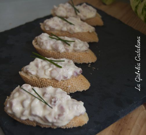 http://www.irreductibles.cat/cuina/2013/10/crostinis-de-baco-amb-maionesa/