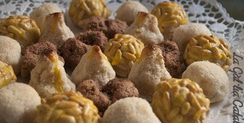 Panellets assortits http://www.irreductibles.cat/cuina/2013/10/panellets-assortits/ © Manel Baxerias