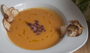 Crema de carabassa amb dauets de pernil http://www.irreductibles.cat/cuina/2013/11/crema-de-carabassa-amb-pernil/ © Manel Baxerias