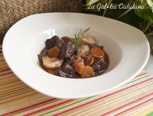 Carn de vedella guisada a la olla del “pito” http://www.irreductibles.cat/cuina/2013/11/carn-guisada-a-lolla-del-pito/ © Manel Baxerias Consells culinaris 