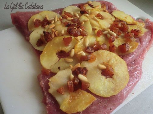 Filet de porc farcit de pomes i fruits secs http://www.irreductibles.cat/cuina/2013/11/filet-de-porc-amb-pomes/ © Manel Baxerias