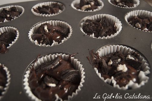 Magdalenes de xocolata amb galeta Oreo™ http://www.irreductibles.cat/cuina/2013/11/magdalenes-amb-galeta-oreo/ © Manel Baxerias Consell culinaris 