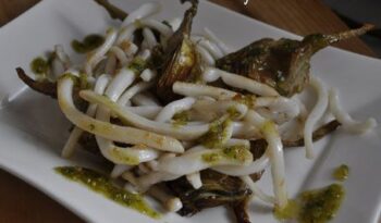Saltat de carxofes amb spaghetti de mar i oli de picada http://www.irreductibles.cat/cuina/2014/01/spaghetti-de-mar/ © Manel Baxerias