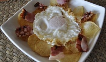 Ous ferrats amb xips de patata casolanes i bacó de micro http://www.irreductibles.cat/cuina/2014/01/ous-ferrats-amb-xips-de-patata/ © Manel Baxerias