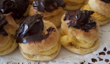 Lioneses i Éclairs farcides de crema a la taronja i cobertes amb ganache de xocolata http://www.irreductibles.cat/cuina/2014/03/eclairs-farcides-de-crema/ © Manel Baxerias