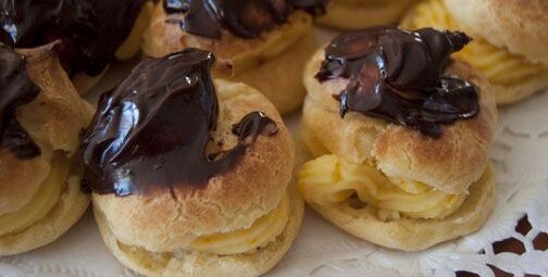 Lioneses i Éclairs farcides de crema a la taronja i cobertes amb ganache de xocolata http://www.irreductibles.cat/cuina/2014/03/eclairs-farcides-de-crema/ © Manel Baxerias