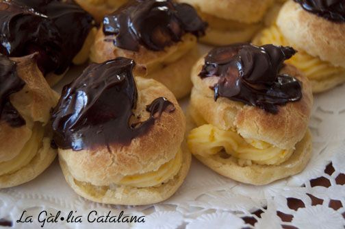 Lioneses i Éclairs farcides de crema a la taronja i cobertes amb ganache de xocolata http://www.irreductibles.cat/cuina/2014/03/eclairs-farcides-de-crema/ © Manel Baxerias