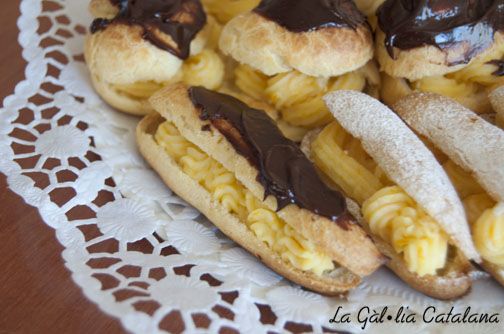 Lioneses i Éclairs farcides de crema a la taronja i cobertes amb ganache de xocolata http://www.irreductibles.cat/cuina/2014/03/eclairs-farcides-de-crema/ © Manel Baxerias 