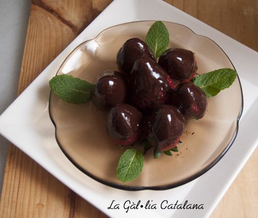 Bombons de maduixa i ganache de xocolata http://www.irreductibles.cat/cuina/2014/03/bombons-d-maduixa-i-xocolata/ © Manel Baxerias 