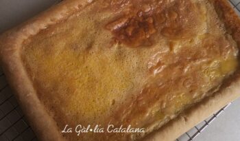 Coca amb ou per sobre http://www.irreductibles.cat/cuina/2014/03/coca-amb-ou-per-sobre-2/ © Manel Baxerias