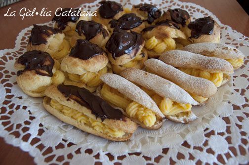 Lioneses i Éclairs farcides de crema a la taronja i cobertes amb ganache de xocolata http://www.irreductibles.cat/cuina/2014/03/eclairs-farcides-de-crema/ © Manel Baxerias 
