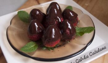 Bombons de maduixa i ganache de xocolata http://www.irreductibles.cat/cuina/2014/03/bombons-d-maduixa-i-xocolata/ © Manel Baxerias