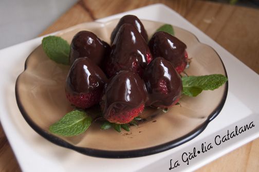 Bombons de maduixa i ganache de xocolata http://www.irreductibles.cat/cuina/2014/03/bombons-d-maduixa-i-xocolata/ © Manel Baxerias 