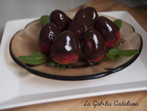 Bombons de maduixa i ganache de xocolata http://www.irreductibles.cat/cuina/2014/03/bombons-d-maduixa-i-xocolata/ © Manel Baxerias 