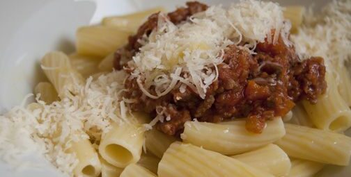 Macarrons amb ragù a la bolonyesa http://www.irreductibles.cat/cuina/2014/07/macarrons-amb-ragu/ ©Manel Baxerias