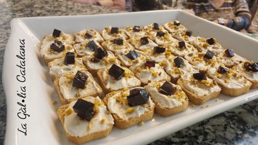 Crostini de formatge amb micüit i daus de gelatina de Pedro Ximenez http://www.irreductibles.cat/cuina/2014/09/crostini-d-micuit/ ©Manel Baxerias