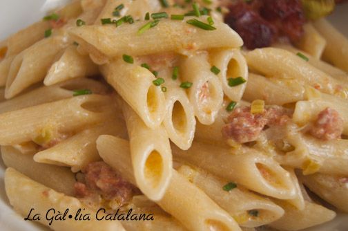 Macarrons amb porro i xistorra http://www.irreductibles.cat/cuina/2014/09/macarrons-amb-xistorra/ ©Manel Baxerias