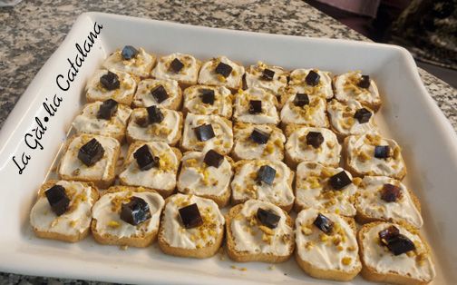 Crostini de formatge amb micüit i daus de gelatina de Pedro Ximenez http://www.irreductibles.cat/cuina/2014/09/crostini-d-micuit/ ©Manel Baxerias