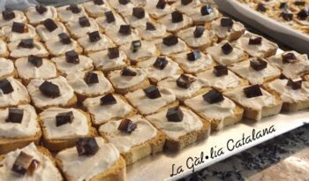 Crostini de formatge amb micüit i daus de gelatina de Pedro Ximenez http://www.irreductibles.cat/cuina/2014/09/crostini-d-micuit/ ©Manel Baxerias