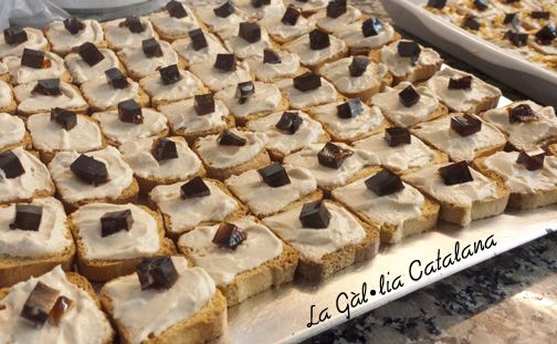 Crostini de formatge amb micüit i daus de gelatina de Pedro Ximenez http://www.irreductibles.cat/cuina/2014/09/crostini-d-micuit/ ©Manel Baxerias