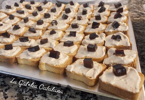 Crostini de formatge amb micüit i daus de gelatina de Pedro Ximenez http://www.irreductibles.cat/cuina/2014/09/crostini-d-micuit/ ©Manel Baxerias