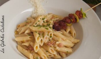 Macarrons amb porro i xistorra http://www.irreductibles.cat/cuina/2014/09/macarrons-amb-xistorra/ ©Manel Baxerias