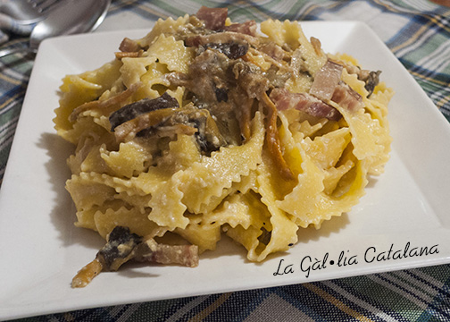 Papardele amb camagrocs / Papardele a la carbonara con trompetas amarillas https://irreductibles.cat/2018/papardele-i-camagrocs/ #Km0 #Slowfood #Pasta #papardele #camagocs #trompetasamarilas @Irreductibles.cat ©Manel Baxerias @mbaxerias, Cuina Catalana, #Slowfood, #Km0, La Gàl·lia Catalana