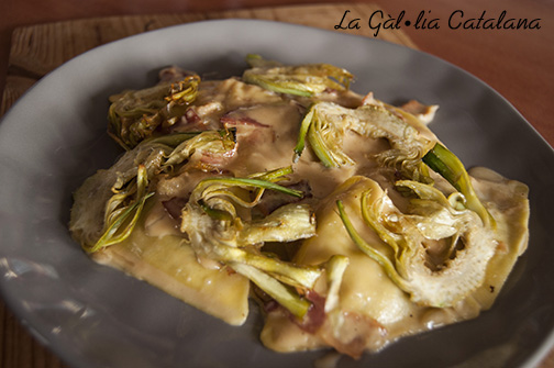 Ravioli farcits de bolets / Ravioli rellenos de setas https://irreductibles.cat/2019/ravioli-farcits-de-bolets/ ©Manel Baxerias, @mbaxerias, Pasta, Ravioli, Bolets, Setas, mushrooms, , Funghi, Cuina Catalana, Italia, italian food, Slowfood, km0, @Irreductibles