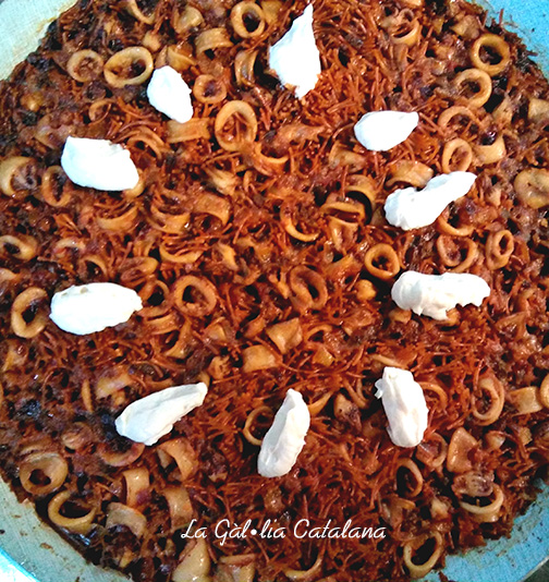 Fideuà amb calamarsets, Fideuá with squid @irreductibles.cat ©Manel Baxerias #KM0 #slowfood